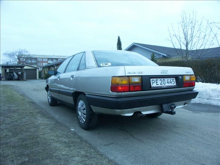 Audi 100 2,3E - Fin gammel vogn.. det du ser under lugterne er IKKE rust.. det er det beskidte vand der løber (Bilen er ikke poleret på billedet) billede 20