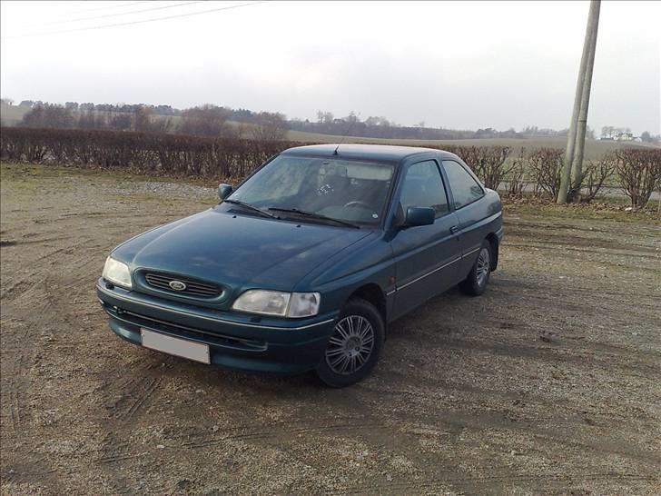 Ford Escort CLX MK5 - Udbrændt :'-( - Forenden fra højre billede 1