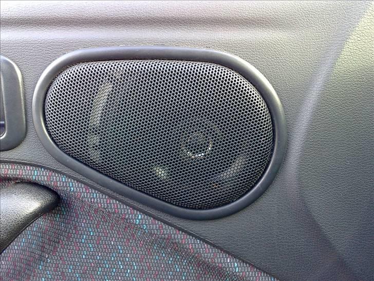 Ford Escort CLX MK5 - Udbrændt :'-( - Mine Rainbow højttalere. De spiller sgu rigtig godt selvom det er coax.  billede 4