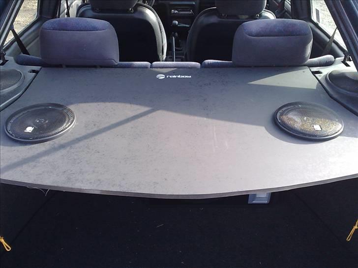 Ford Escort CLX MK5 - Udbrændt :'-( - Højttalerne bagi. Samme model som dem foran. Hjemmelavet hattehylde malet mat sort.  billede 10