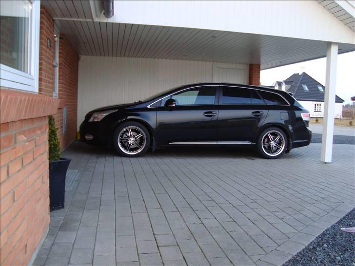 Toyota avensis - dejlig med alufælge det kan lige vove på at sne. solgt  billede 9