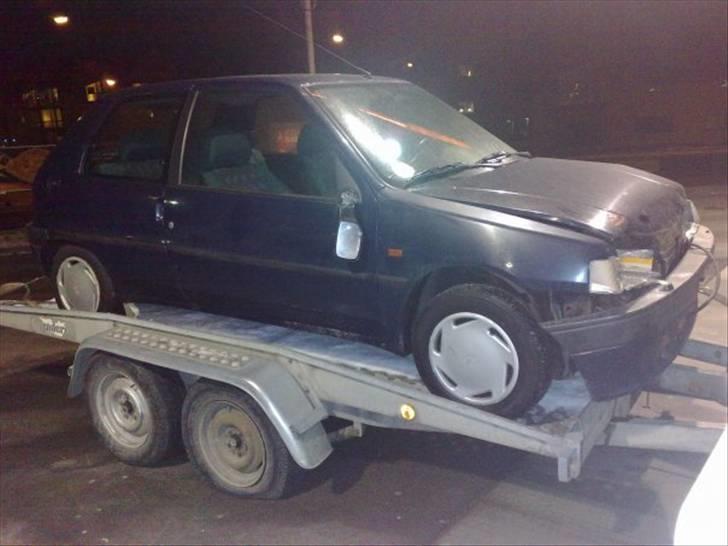 Peugeot 106 S. "Grislingen"  - Grislingen nåede kun 400 meter væk, så punkterede traileren.. det kaldes held? ;P  billede 18