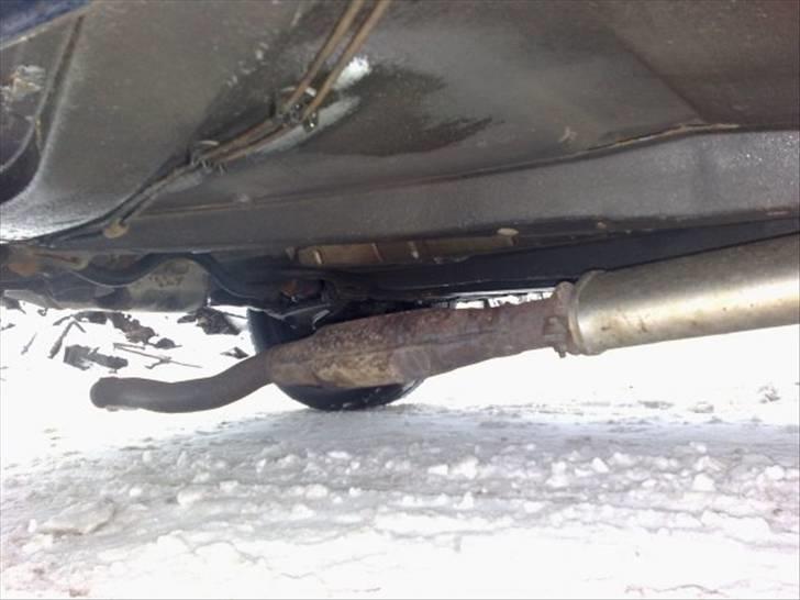 Peugeot 106 S. "Grislingen"  - Udstødningen røg af en time før jeg kørte galt. Der hvor boltene skulle sidde, var rustet af -.- billede 20