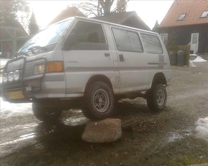 Mitsubishi L300 Shogun 4x4 - Bagakslen har fjedret ud, venstra baghjul svæver 5 cm billede 4