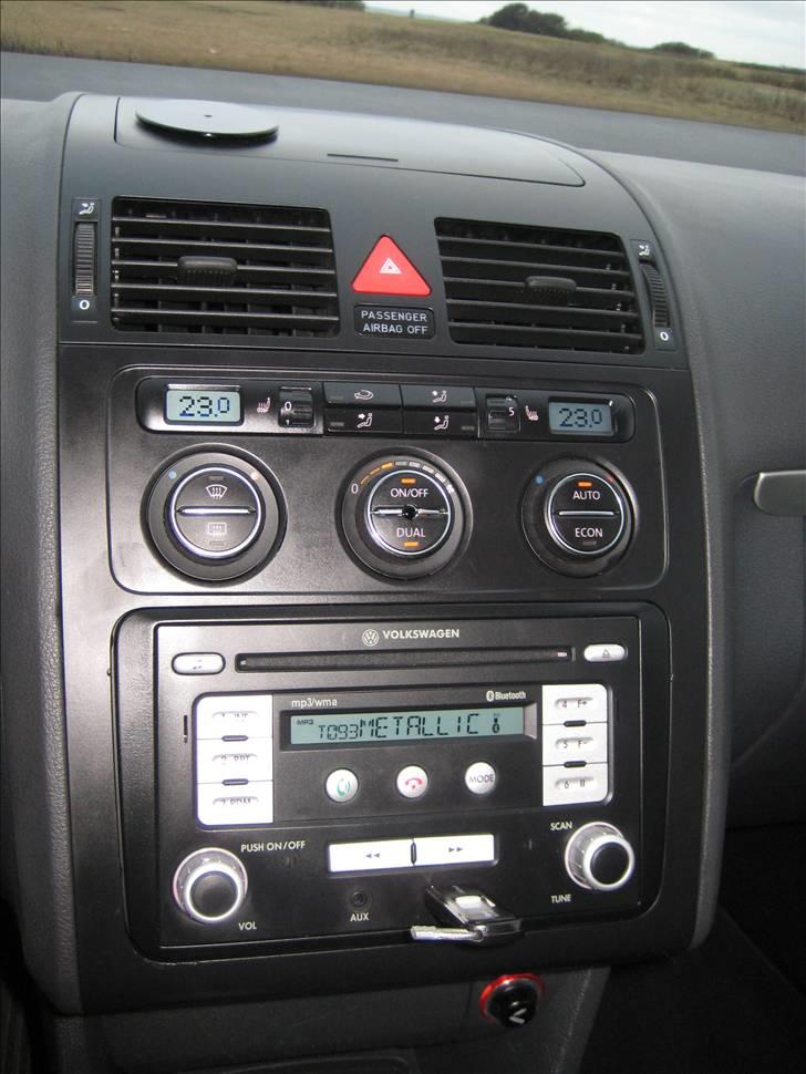 VW Touran 2.0 TDi DSG Van *Solgt 6/7-11* - Nice headunit, selvom jeg ikke ville have haft noget imod en RNS510 heller ;) billede 13