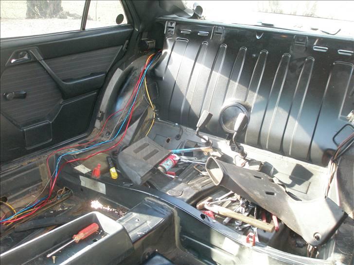 Mercedes Benz 250 D SOLGT - ja der er ikk meget tilbage af den da jeg skal ha lavet rust og lidt andet. billede 11