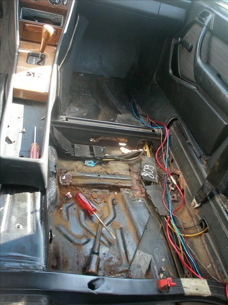 Mercedes Benz 250 D SOLGT - en del af højre side skal ud skiftes men ellers er den sku lækker :D billede 12