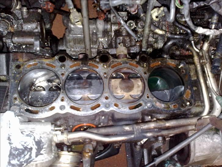 Toyota Celica GT-Four (Kaspers) - Nu bliver det spændende om der er nok med 0,5mm overstørrelse stempler, med de dybe riller i det første stempel er det måske ikke nok.. :-/ billede 15