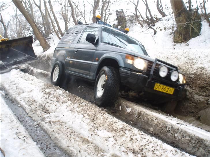 Mitsubishi Pajero 2,5 v20 - Ja, så passer teksten i bagruden ikke rigtigt længere... billede 13