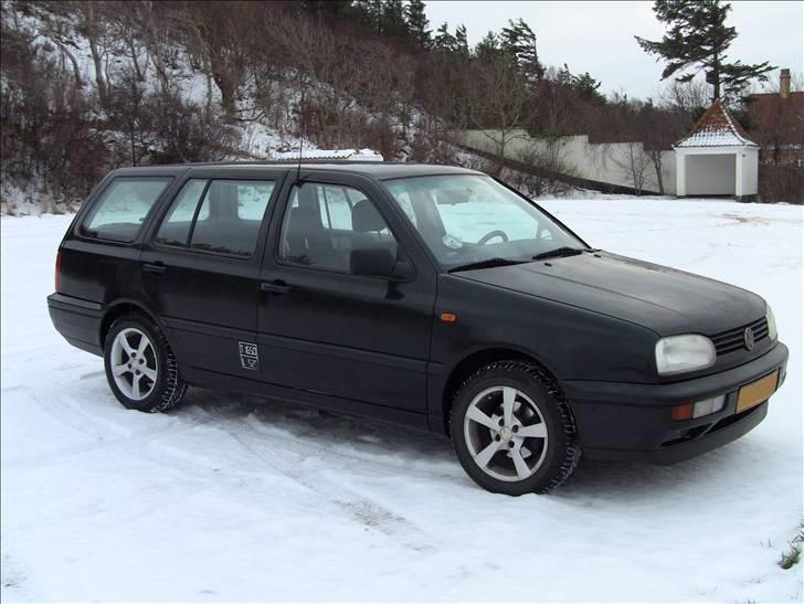 VW Golf 3 Variant *SOLGT* - Her er bilen så i Januar, i sne og med de nye alufælge på + vinterdæk. billede 14