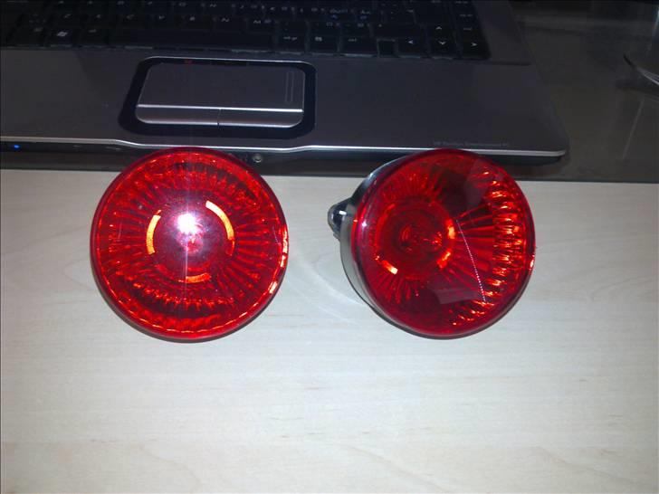 Toyota Corolla St.car (Solgt) - Her er så mine 2 nye tågelygter som skal sættes i bagklappen istedet for den eksisterende grimme og kedlige firkantede. billede 6