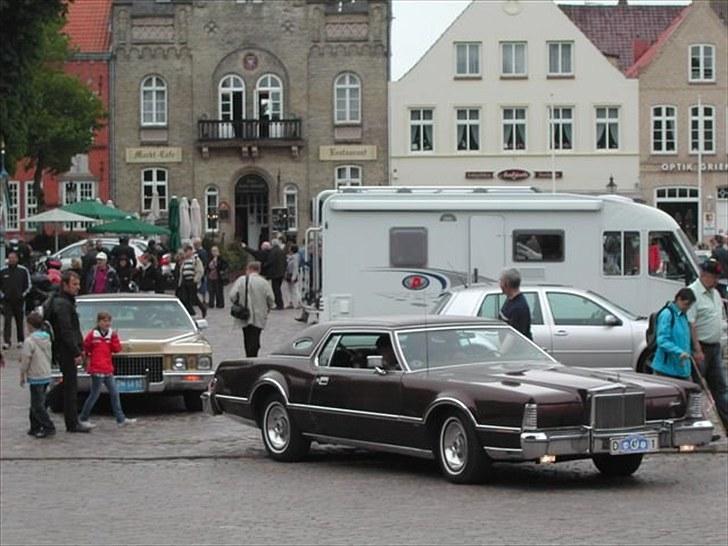 Lincoln Continental Mark IV - Eurotour 2010 i pinsen på torvet i Friederichstadt. billede 11