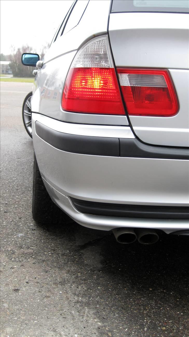 BMW 328i Touring - Har planer om at skifte baglygterne - bemærk silver vision pæren i blinklyset (intet orange skær) billede 8