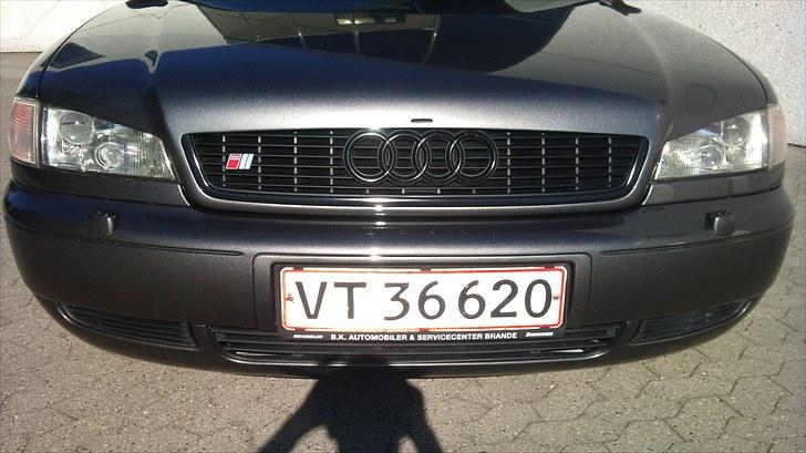 Audi S8 "custom" SOLGT!! - splitten til motorhjelmen går normalt ud gennem grillen,men da min hjem er blevet forlænget har pladesmede været nød til at lave en lille sprække hvor den kan komme ud..Virkelig godt lavet billede 6