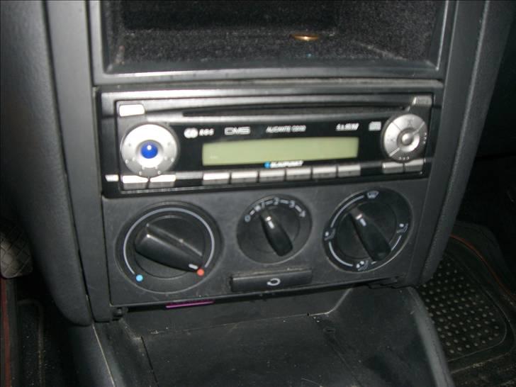 VW Golf 4 - ikke det vilde anlæg men det spille godt billede 6