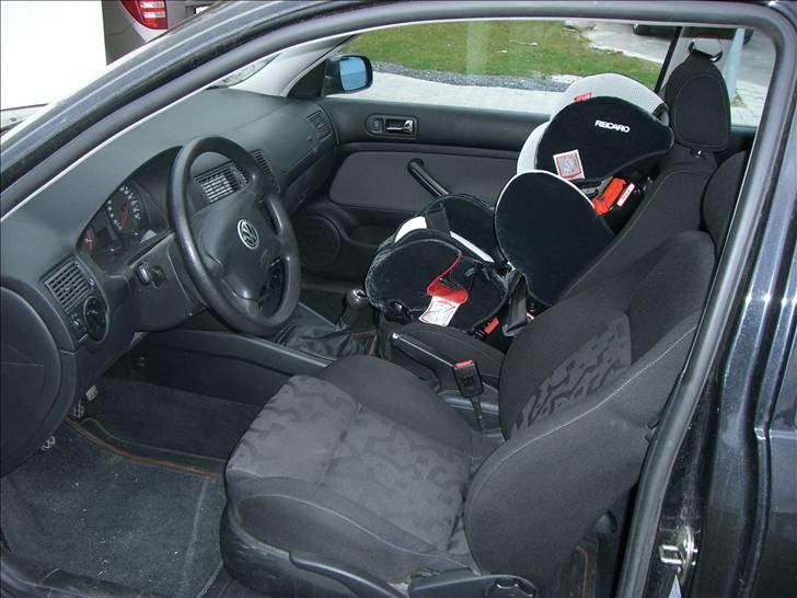 VW Golf 4 - sortgrå velour sæder billede 8