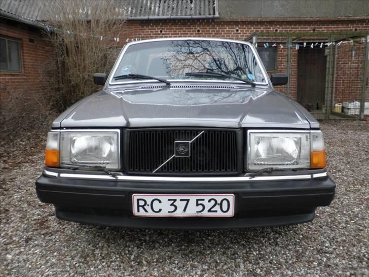 Volvo 240 "Solgt" - Sort grill. Skal have skifet lygterammerne og kromlisten på kofangeren ud med sorte. billede 1