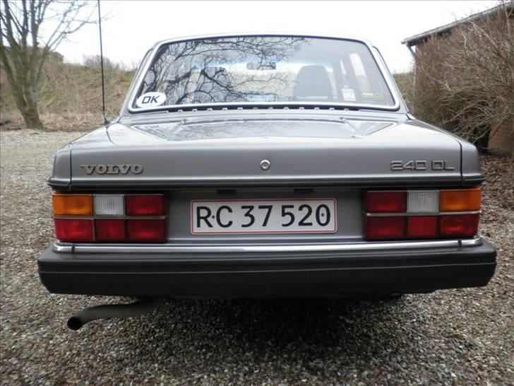 Volvo 240 "Solgt" - Her er også lige en kromliste, der skal skiftes ud med en sort. billede 4