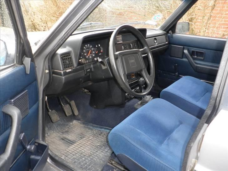 Volvo 240 "Solgt" - Har skiftet forsæderne. Ellers meget pæn indvendig. billede 7