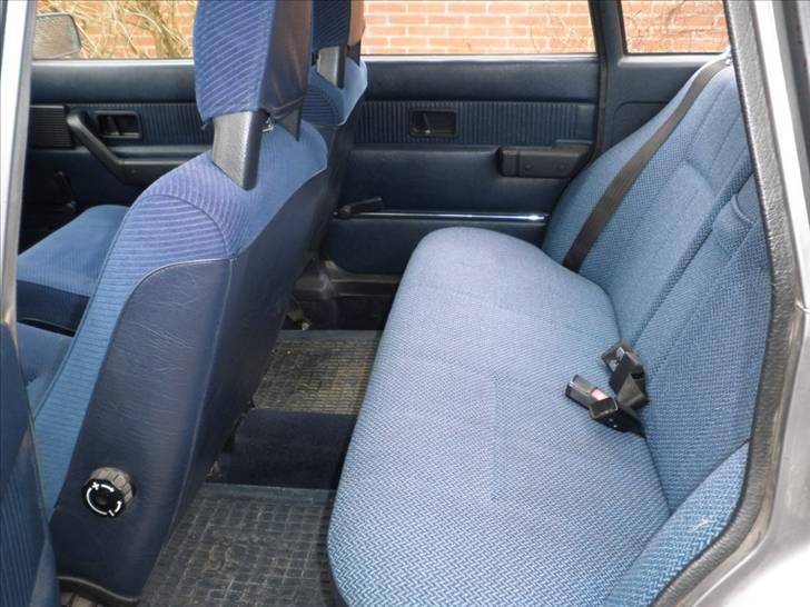 Volvo 240 "Solgt" - Bagsædet er nok aldrig blevet brugt. billede 9