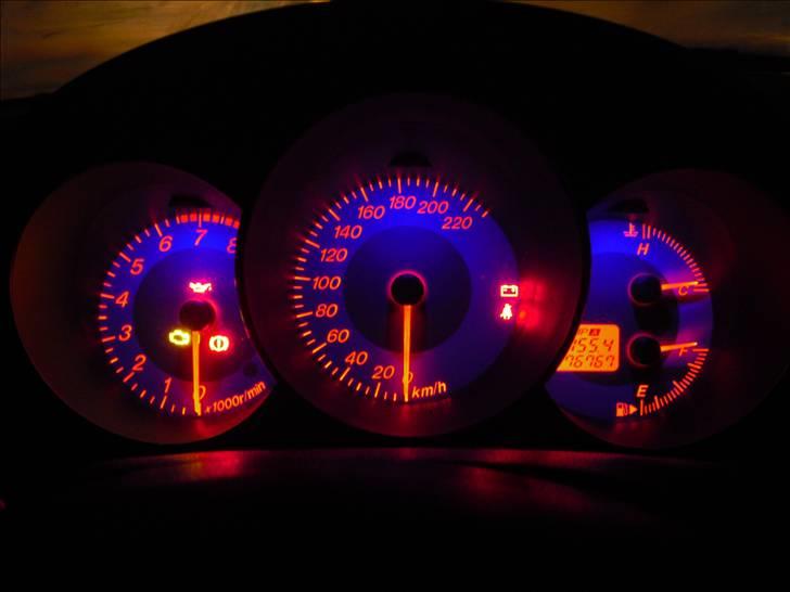 Mazda 3 1.6 Touring Plus - Speedometer by night. Ser ret nice ud..  billede 14