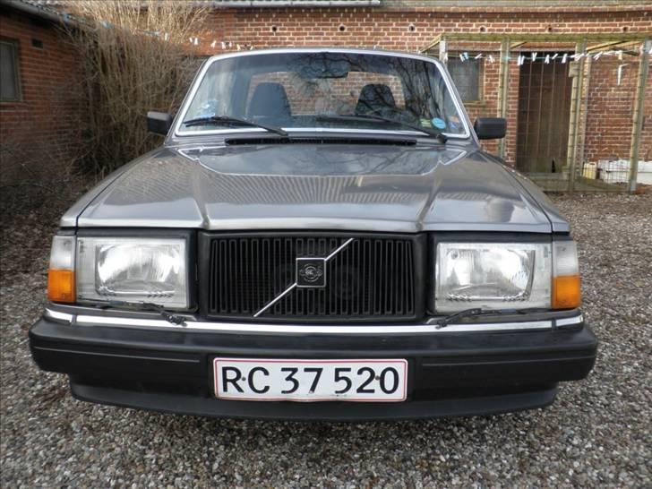 Volvo 240 "Solgt" - Sorte lister omkring lygterne og snowcap. billede 12