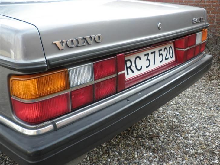 Volvo 240 "Solgt" - Refleksramme omkring nummerpladen. billede 14
