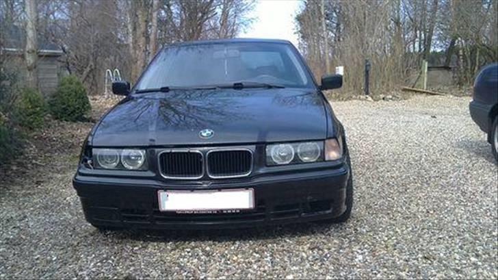 BMW E36 325i Sedan SOLGT billede 1