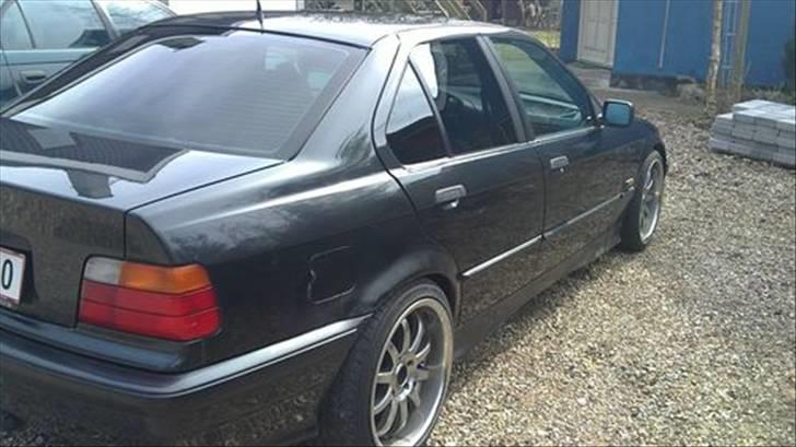 BMW E36 325i Sedan SOLGT billede 4