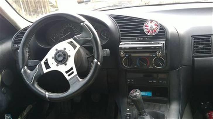 BMW E36 325i Sedan SOLGT billede 6
