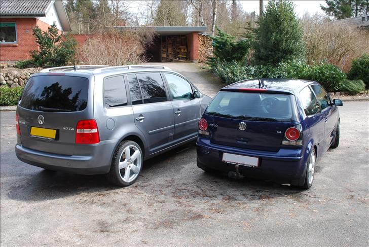 VW Polo 9N - Her holder den sammen med kærestens bil :) billede 17