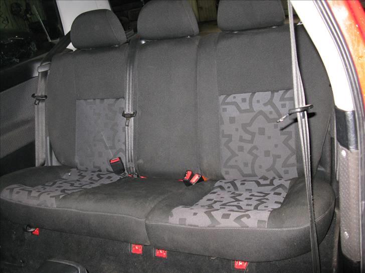 VW Golf III - Næsten færdig med at smide Golf 4 bagsæde i dytten. billede 13