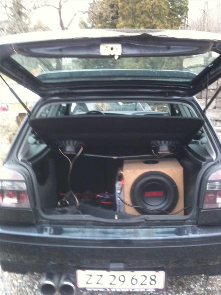 VW Golf III SOLGT - Ikke det smukkeste bagagerum men det virker. billede 8