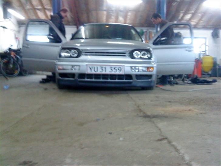 VW Golf 1,9 TDI "soglt" - Skål ved støddæmper kvæst i Højreside af billedet. Så den skal på lift igen. ;/ billede 14