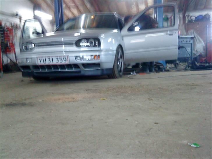 VW Golf 1,9 TDI "soglt" - Skål ved støddæmper kvæst i Højreside af billedet. Så den skal på lift igen. ;/ billede 15