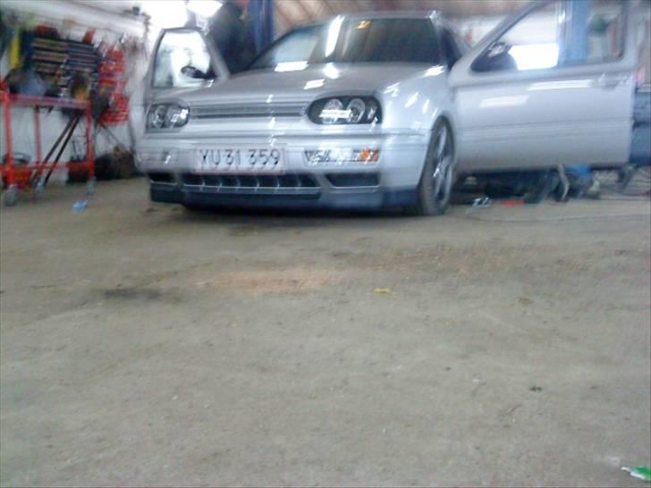 VW Golf 1,9 TDI "soglt" - Skål ved støddæmper kvæst i Højreside af billedet. Så den skal på lift igen. ;/ billede 16