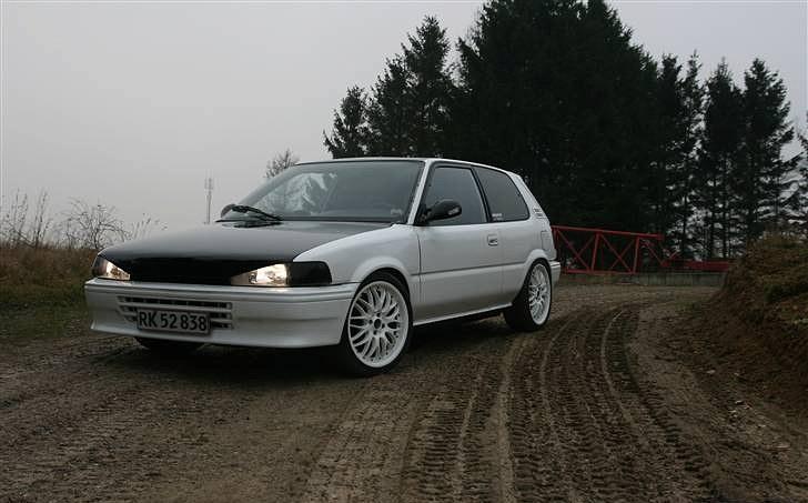 Toyota Corolla 1300  - Før den lille skade foran :) billede 1