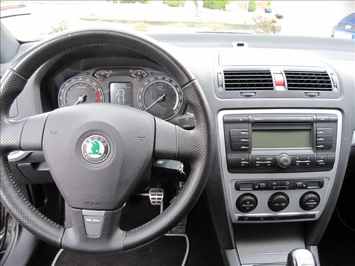 Skoda Octavia RS TDI (Familiecontaineren) - Den lille blå bisse kan lige ses holde i garagen :-) billede 10