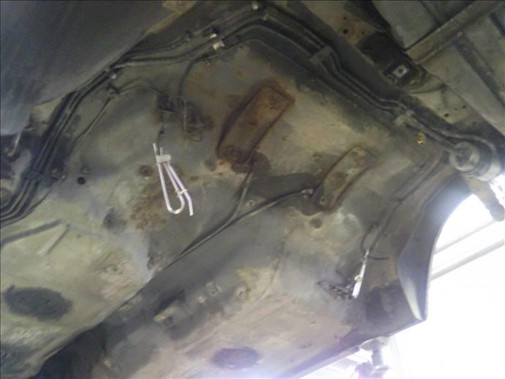 BMW 525i E34 (SOLGT) - bagbroen nede skulle skifte lejer og bøsninger komplet puuhaa :-) billede 18