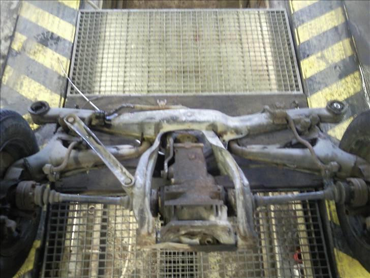 BMW 525i E34 (SOLGT) - skidtet nede hele broen sider med 3 bolte :-) billede 19