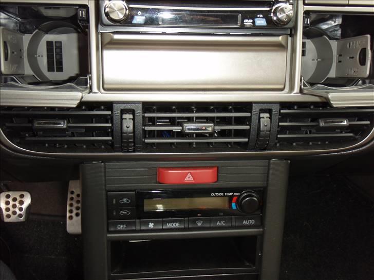 Nissan X-trail Sport  - solgt - med de to kølerum åbent og man kan lige skimte det nye hu billede 18