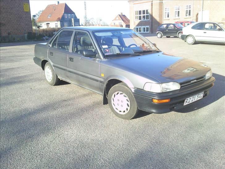 Toyota Corolla - Forfra - beklager det skarpe sollys billede 2