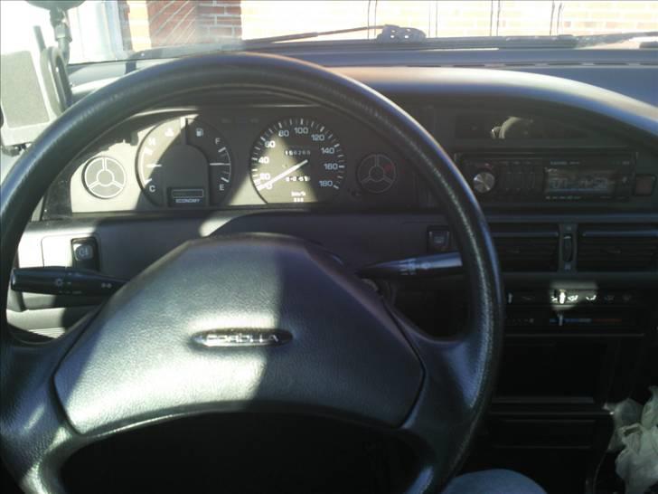 Toyota Corolla - instrumentbord - beklager lyset og skyggerne billede 5