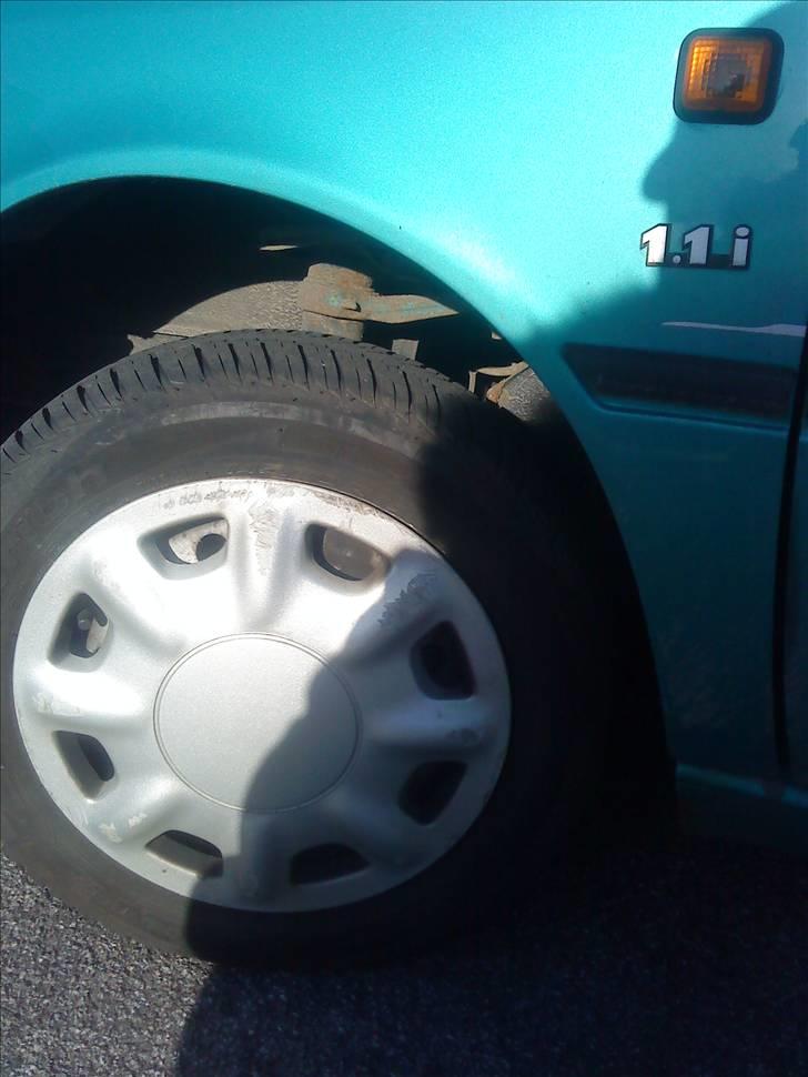 Citroën AX 1,1 i - 3 døres - SIden af bilen så men kan se motor størrelsen (: billede 15