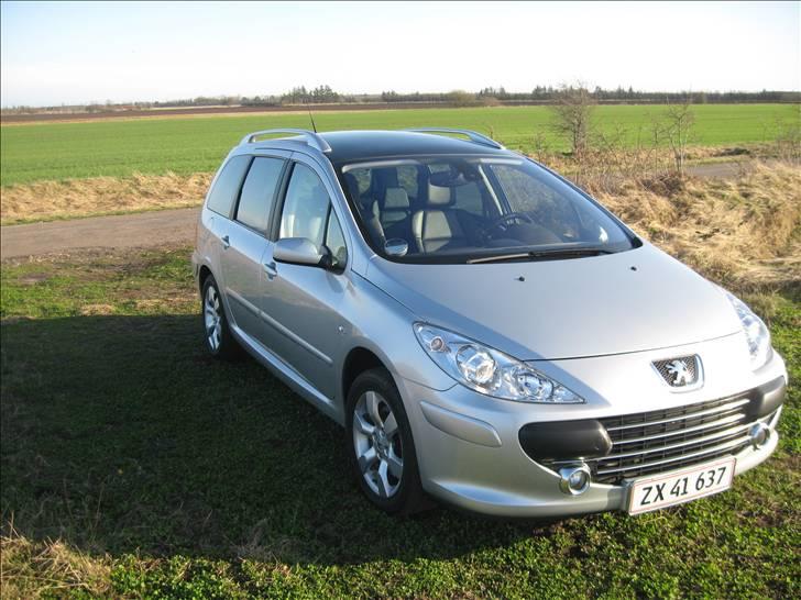Peugeot 307 sw 2.0 HDI GRIFFE - Bilen skinner godt i solskinnet. Den har lige været forbi tidy car. billede 1