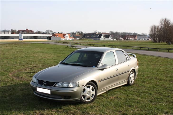 Opel Vectra 2,0 16v cd (SOLGT) [Tidl. bil]  billede 1