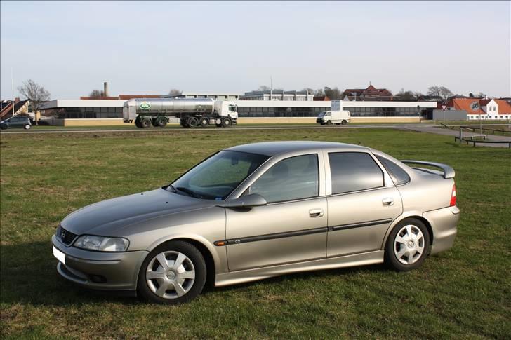 Opel Vectra 2,0 16v cd (SOLGT) [Tidl. bil]  billede 2