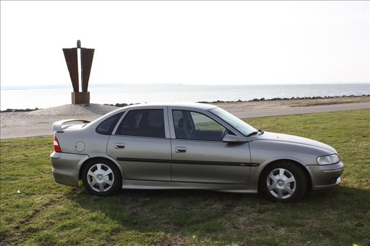 Opel Vectra 2,0 16v cd (SOLGT) [Tidl. bil]  billede 7