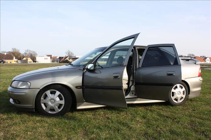Opel Vectra 2,0 16v cd (SOLGT) [Tidl. bil]  billede 9