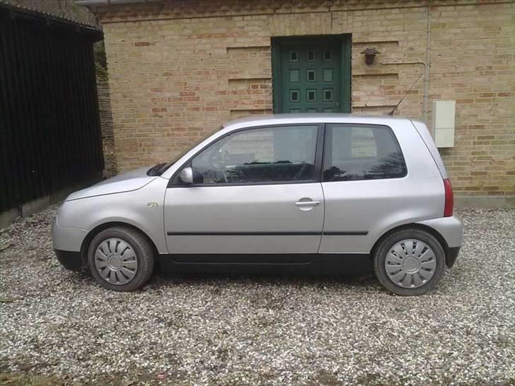 VW Lupo 1,2 TDI 3L - Striben i bunden gør at Lupoen ikke ser så HØJ ud mere. Jeg synes der var lidt for meget LEGO over den, så derfor streger. billede 1